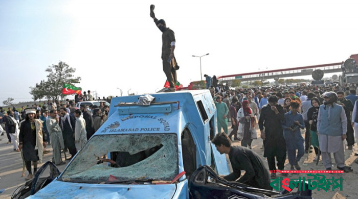 Pakistan court drops arrest warrant against Imran